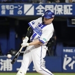 　２回ＤｅＮＡ無死一、二塁、佐野が右越えに３ランを放つ＝横浜