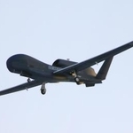 　航空自衛隊三沢基地周辺を飛行する無人偵察機グローバルホーク＝２０２２年３月、青森県三沢市