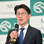 　引退記者会見であいさつする柴田善臣騎手＝１６日、美浦トレーニングセンター