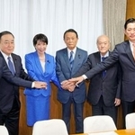 　自民党の臨時総務会で手を取り合う（左から）西村選対委員長、梶山総務会長、党総裁の高市首相、麻生副総裁、鈴木幹事長、小林政調会長＝１６日午前、東京・永田町の党本部