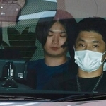 　警視庁三田署に入る木村涼介容疑者（中央）＝１５日