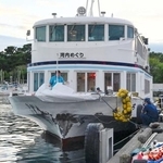 　沼津港で岸壁に衝突した遊覧船「ちどり」＝２０２５年１０月５日、静岡県沼津市