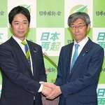 　記者会見前に握手する日本維新の会の藤田共同代表（左）と柴田新幹事長＝１６日午前、国会