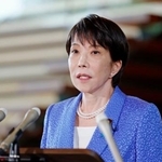 　記者団の取材に応じる高市首相＝１６日午前、首相官邸
