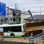 　神戸市営バスとトラックが衝突した事故現場＝１６日午前１１時４分、神戸市灘区