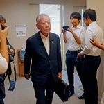 　会合が終わり会場を後にする茨城県常陸大宮市議会の秋山信夫議長＝１６日午前、常陸大宮市役所