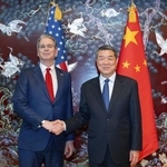 　会談を前に握手するベセント米財務長官（左）と中国の何立峰副首相＝５月、韓国（新華社＝共同）
