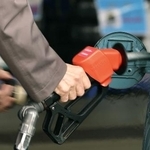 　セルフ式ガソリンスタンドで給油する客＝東京都内