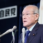 　記者会見する自民党の鈴木幹事長＝１６日午前、東京・永田町の党本部