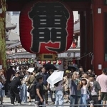 　外国人観光客らでにぎわう浅草寺の雷門＝８月、東京都台東区