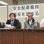 　記者会見する原告の男性（右から２人目）と代理人弁護士ら＝１６日午後、東京・霞が関の司法記者クラブ