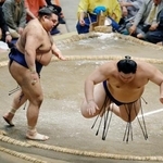 　高安（左）が突き倒しで大の里を破る＝両国国技館