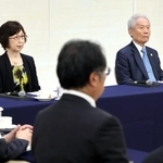 　プロ野球オーナー会議に臨むＮＰＢの榊原定征コミッショナー（右）とＤｅＮＡの南場智子オーナー＝東京都内のホテル（代表撮影）