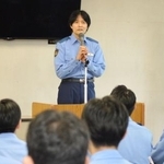　山形県警察学校で「一日警察学校長」を務め、特別授業をする作家の長岡弘樹さん＝１６日午後、山形県天童市