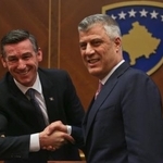 　コソボ大統領に選出され議会議長（左）と握手するハシム・サチ被告＝２０１６年２月、首都プリシュティナ（ＡＰ＝共同）