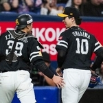 　４回、ピンチを切り抜け、タッチを交わす上沢（右）と山本祐のソフトバンクバッテリー＝京セラドーム