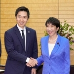 　１６日、会談前に握手を交わす高市早苗首相（右）と日本維新の会の吉村洋文代表＝首相官邸