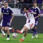 　欧州リーグの１次リーグ、アンデルレヒト戦でシュートを放つリヨンの中村敬斗＝１６日、ブリュッセル（ＡＰ＝共同）
