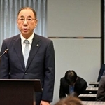 　検察長官会同で訓示する川原隆司検事総長。右は平口法相＝１７日午前、法務省