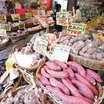 　野菜売り場のサツマイモなど。八百屋の店頭＝２０２４年１０月、東京都練馬区のスーパー「アキダイ」関町本店
