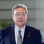 　規制改革相に決まり、首相官邸に入る中司宏氏＝１７日午後１時１３分