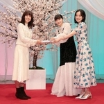 　セレモニーで見上愛さん（中央）と上坂樹里さん（右）からバトンを受け取る石橋静河さん＝１７日、大阪市中央区のＮＨＫ大阪放送局