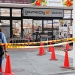 　女性が刺された大阪府大東市のスーパー＝１７日午後４時９分