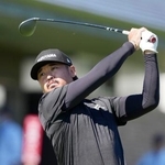 　第１日、ティーショットを放つ佐藤大平。６アンダーで首位＝札幌ＧＣ輪厚