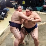 　大の里（右）が寄り切りで義ノ富士を下す＝両国国技館