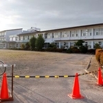 　生徒が校庭でクマスプレーを噴射し、１３人が負傷した岩手県北上市の市立江釣子中＝１７日午後