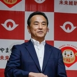 　取材に応じる山口県の村岡嗣政知事＝１７日午後、山口県庁