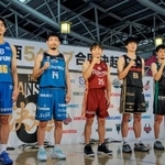 　Ｂリーグ開幕に向けたイベントに参加し、ポーズをとる京都の岸本（左から２人目）、神戸の道原（右端）ら＝１７日、大阪市