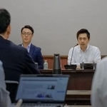 　副首都推進本部会議で発言する大阪府の吉村洋文知事（右）＝１７日午後、大阪府庁