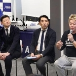 　ビジネスセミナーに臨むトキエアの長谷川政樹代表取締役（左）、堀江貴文取締役（右）ら＝１７日午前、名古屋市