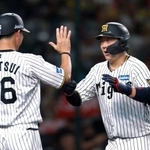 　４回、本塁打を放ちコーチ（左）とタッチを交わす阪神・大山＝甲子園