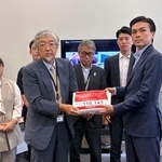 　厚労省の担当者（右端）に制度の撤回を求める署名を手渡す全国保険医団体連合会のメンバーら＝１７日午後、国会