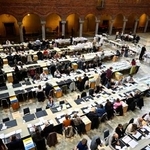 　１６日、スウェーデンのストックホルム市役所で、議会総選挙の票を数える選挙管理当局の職員ら（ＴＴ通信提供・ロイター＝共同）
