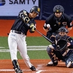 　６回ソフトバンク無死一、二塁、柳町が中越えに適時打を放つ。捕手堀＝京セラドーム