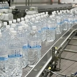 　「トライアル飲料塩谷工場」の製造ライン＝１７日午後、栃木県塩谷町