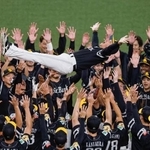 　プロ野球パ・リーグで３連覇を果たし、胴上げされるソフトバンクの小久保裕紀監督＝１７日、京セラドーム大阪