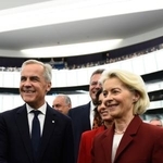　欧州連合（ＥＵ）のフォンデアライエン欧州委員長（右）と握手するカナダのカーニー首相＝１７日、フランス・ストラスブール（ＡＰ＝共同）