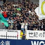 　プロ野球パ・リーグで３連覇を果たしたソフトバンクを祝福するスタンドのファン＝１７日、京セラドーム大阪