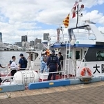 　南海トラフ巨大地震による津波を想定した６府県警と神戸市の被災者を救出、搬送する訓練＝１７日午前、神戸市