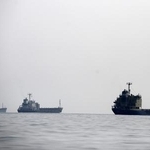 　ホルムズ海峡で停泊中の石油タンカーなど民間船＝９日、イラン南部（ゲッティ＝共同）