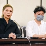 　記者会見する原告の女性（左）とパートナーのトランスジェンダー男性＝１８日午前、東京・霞が関の司法記者クラブ