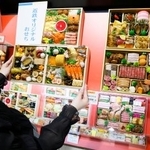 　おせち料理の店頭予約受け付けが始まった近鉄百貨店本店内に並ぶ見本＝１８日午前、大阪市阿倍野区