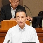 　静岡県議会で所信表明をする鈴木康友知事＝１８日午前