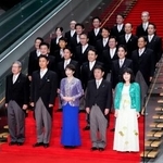 　第２次高市改造内閣の初閣議を終え、記念写真に納まる高市首相（前列中央）と閣僚ら＝１７日、首相官邸
