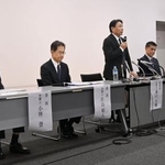 　記者会見する福岡県議会の金銭授受疑惑を調査する第三者委員会＝１８日午後、福岡市