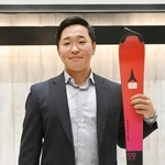 　ポーズをとるアルペンスキー男子の相原史郎＝１８日、東京都内